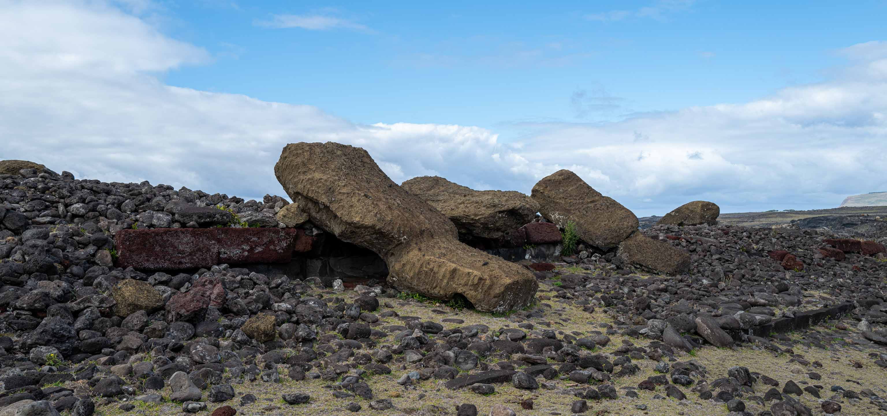 Durch feindliche Stämme zerstörte Moai, Akahanga